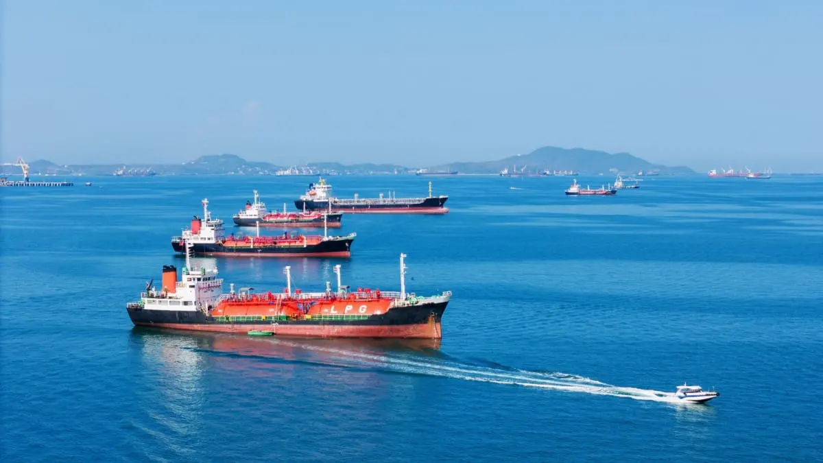 Schip geraakt in cruciale olieroute, bitcoin blijft voorlopig kalm